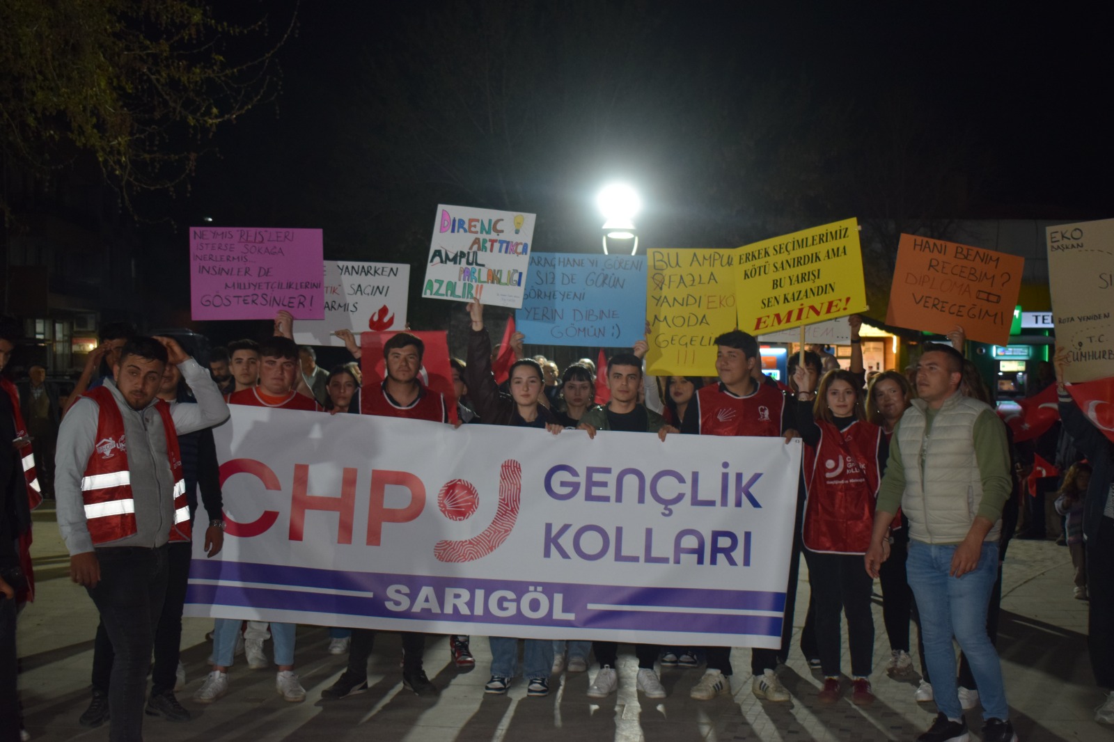 Ellerinde Türk bayrakları ve Atatürk posterleriyle toplanan kalabalık, "Hükümet istifa", "Susma sustukça sıra sana gelecek" sloganları atarak ilçe merkezinde yürüyüş gerçekleştirdi.