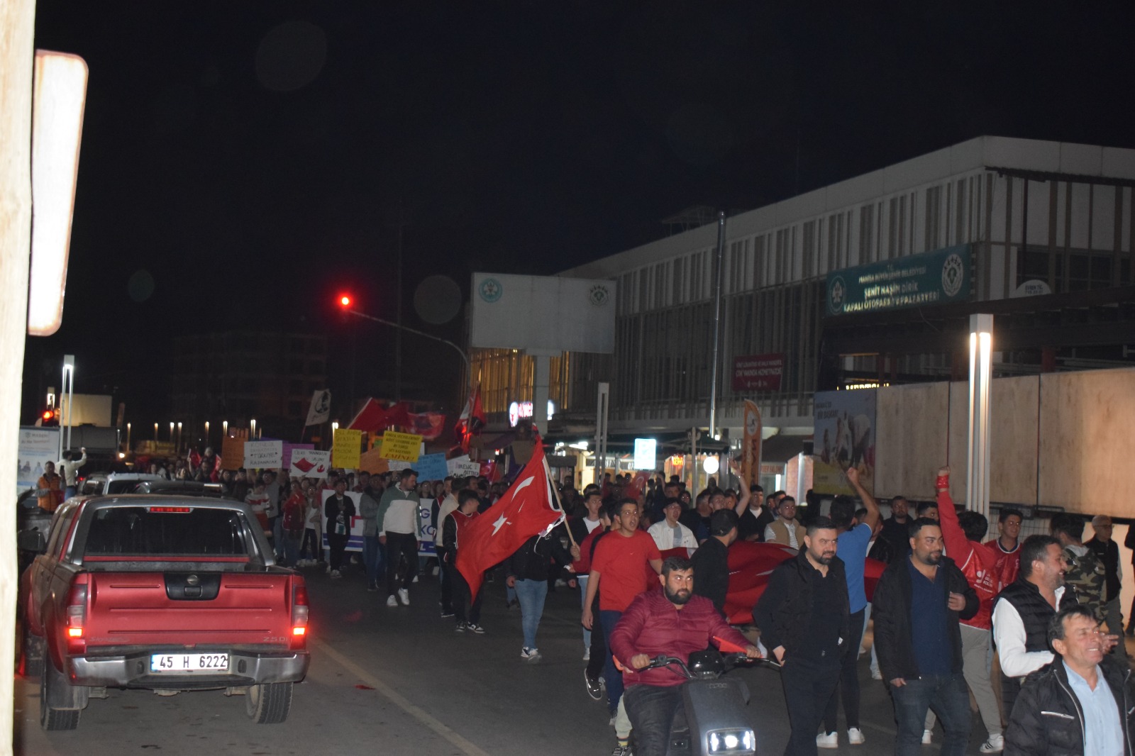 CHP Sarıgöl İlçe Örgütü öncülüğünde düzenlenen yürüyüş saat 21:00'da CHP İlçe Lokali'nin önünden başladı.