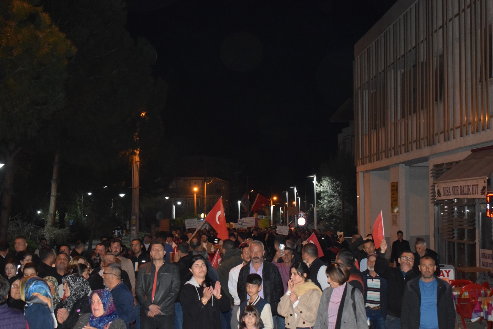 Yürüyüş boyunca türküler söyleyen ve marşlar okuyan vatandaşlar, hükümeti istifaya davet etti.