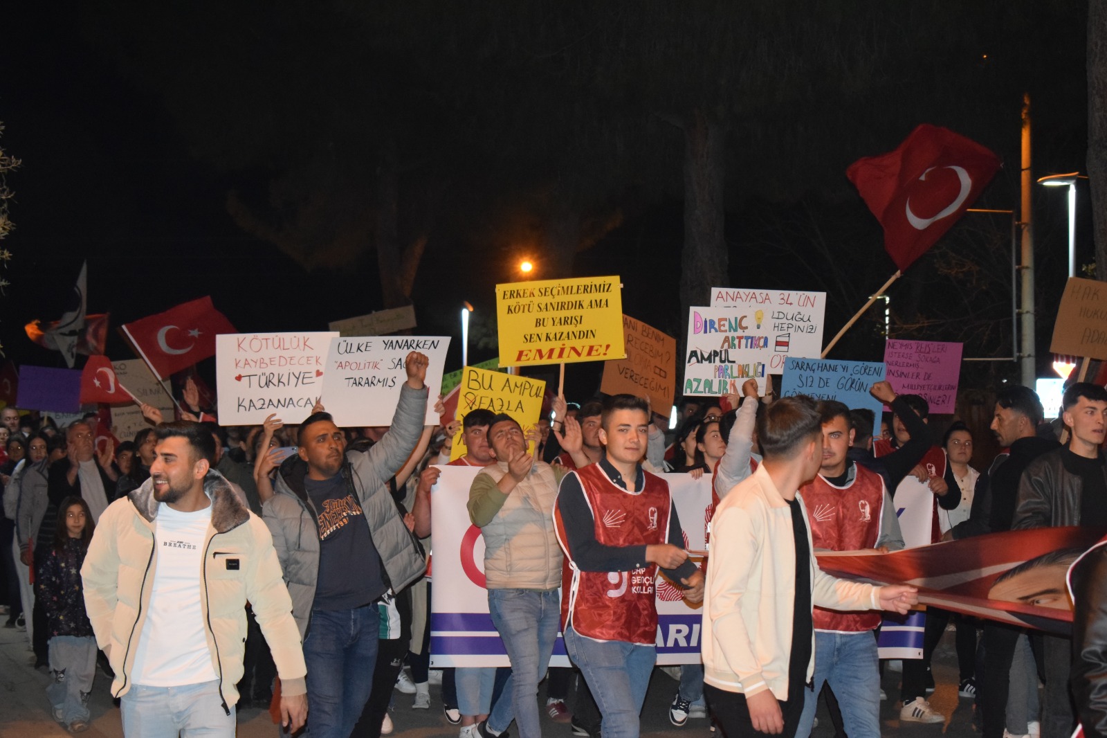 Sarıgöl'ün en işlek caddelerinde yapılan yürüyüşte, vatandaşlar ellerindeki pankartlarla İmamoğlu'na destek mesajları verdi.