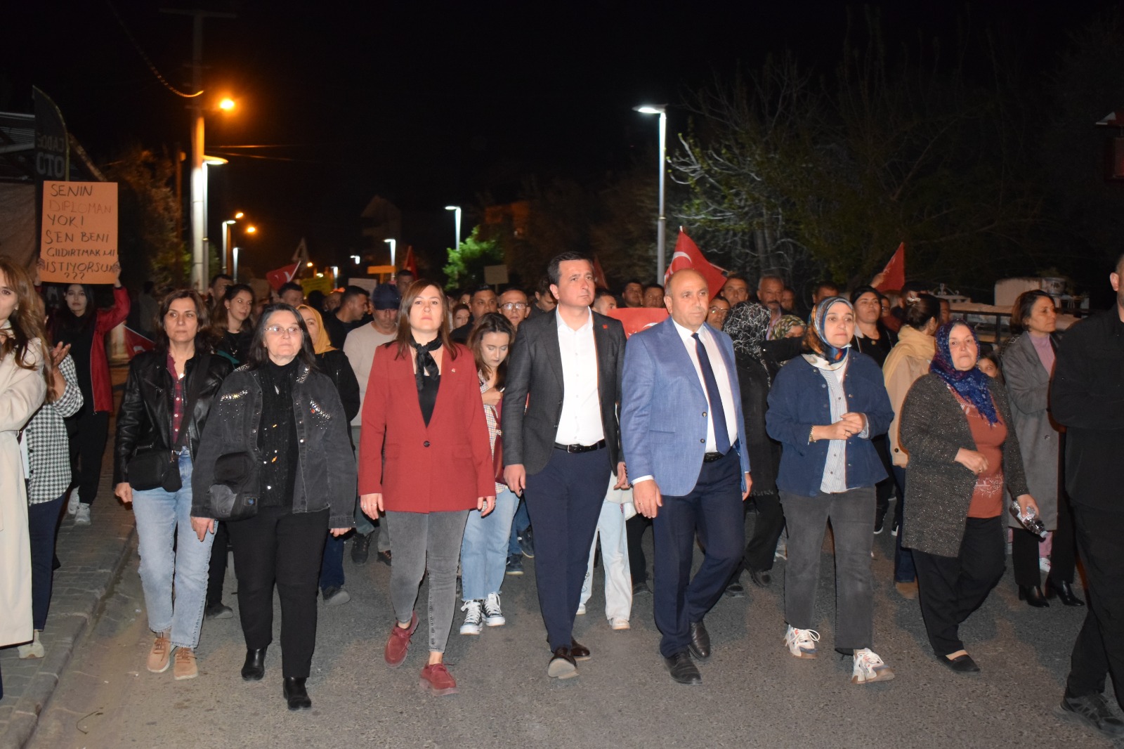 Yürüyüşe Sarıgöl Belediye Başkanı Tahsin Akdeniz, CHP İlçe Başkanı Nuri Sarı, CHP Kadın Kolları Başkanı Ebru Yıldırım, CHP Gençlik Kolları Başkanı Nadir Öncü ve çok sayıda vatandaş katıldı.