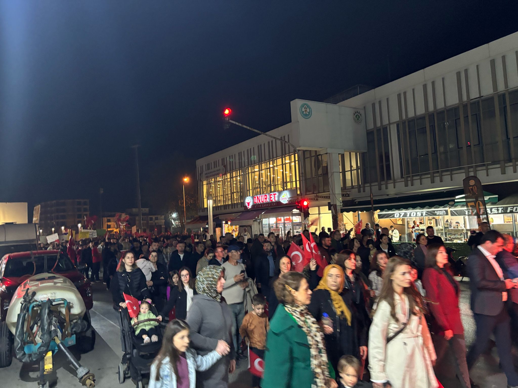 Düzenlenen yürüyüş Belediye binasının önünde sona erdi.