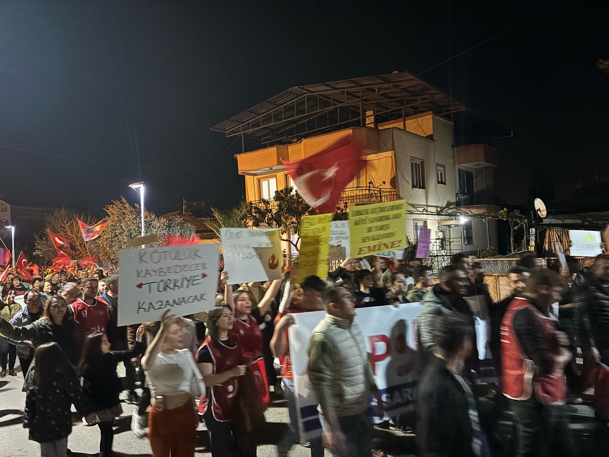 Yüzlerce vatandaşın katıldığı yürüyüşte  "Halkın iradesi yargılanamaz", "Mustafa Kemal'in askerleriyiz", "Hak, hukuk, adalet" sloganları atıldı.