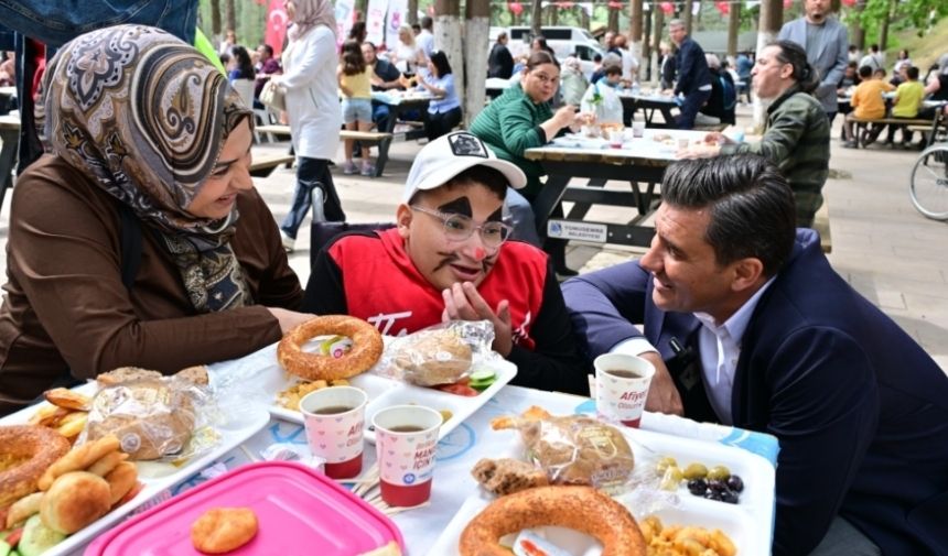 Manisa'da Gönül Sofrası Kurulduözel Bireyler Ve Annelerine Yönelik Organizasyo (1)