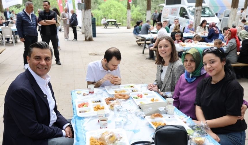 Manisa'da Gönül Sofrası Kurulduözel Bireyler Ve Annelerine Yönelik Organizasyo (2)