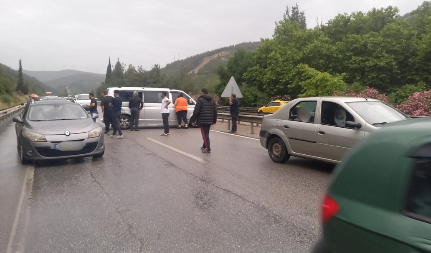 Manisa'da Yağmur Kazaları Beraberinde Getirdi 2 Yaralı (1)