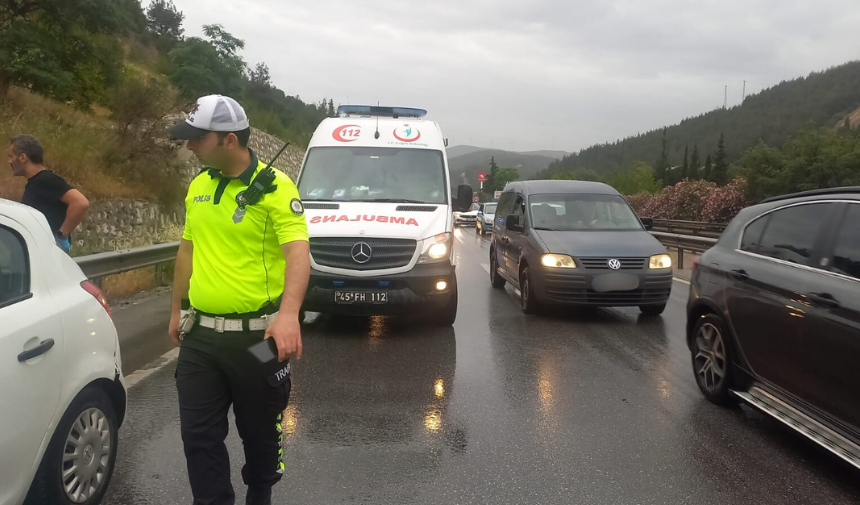 Manisa'da Yağmur Kazaları Beraberinde Getirdi 2 Yaralı (2)