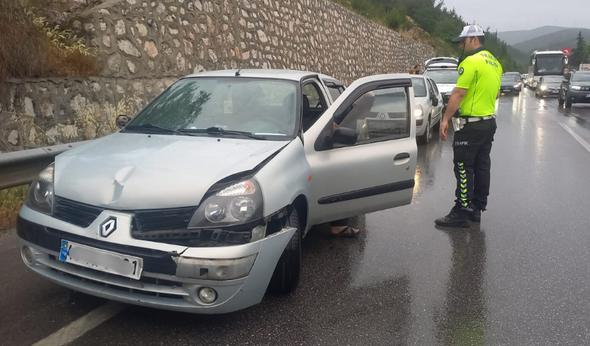 Manisa'da Yağmur Kazaları Beraberinde Getirdi 2 Yaralı (4)