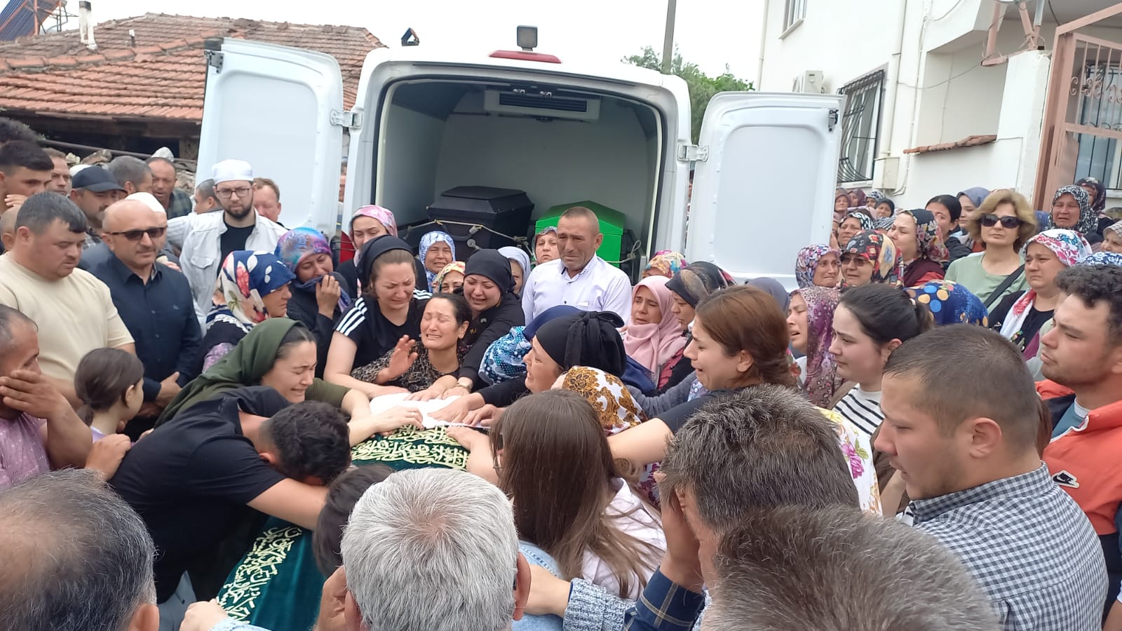 Mani̇sali Üni̇versi̇te Öğrenci̇si̇ Son Yolculuğuna Uğurlandi (3)