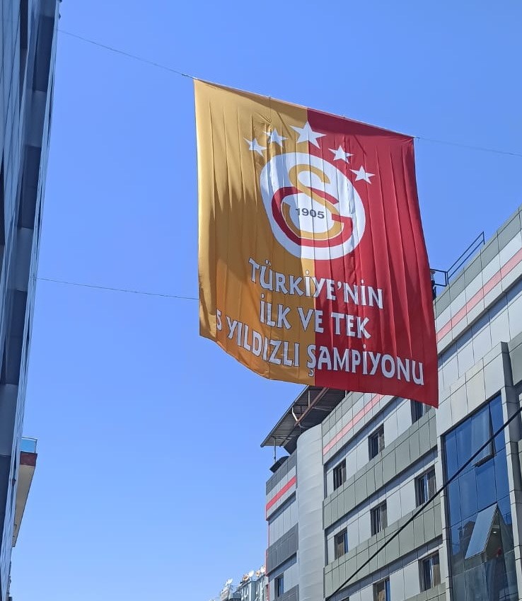 Salihli'de Caddelere Galatasaray Bayrakları Asıldı (2)