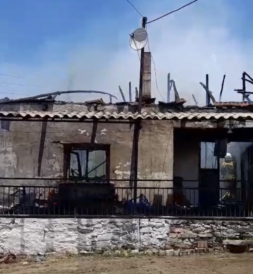 Alaşehir’de Yangın Alarmı! Yemek Ateşi Evi Ve Damı Küle Çevird (3)