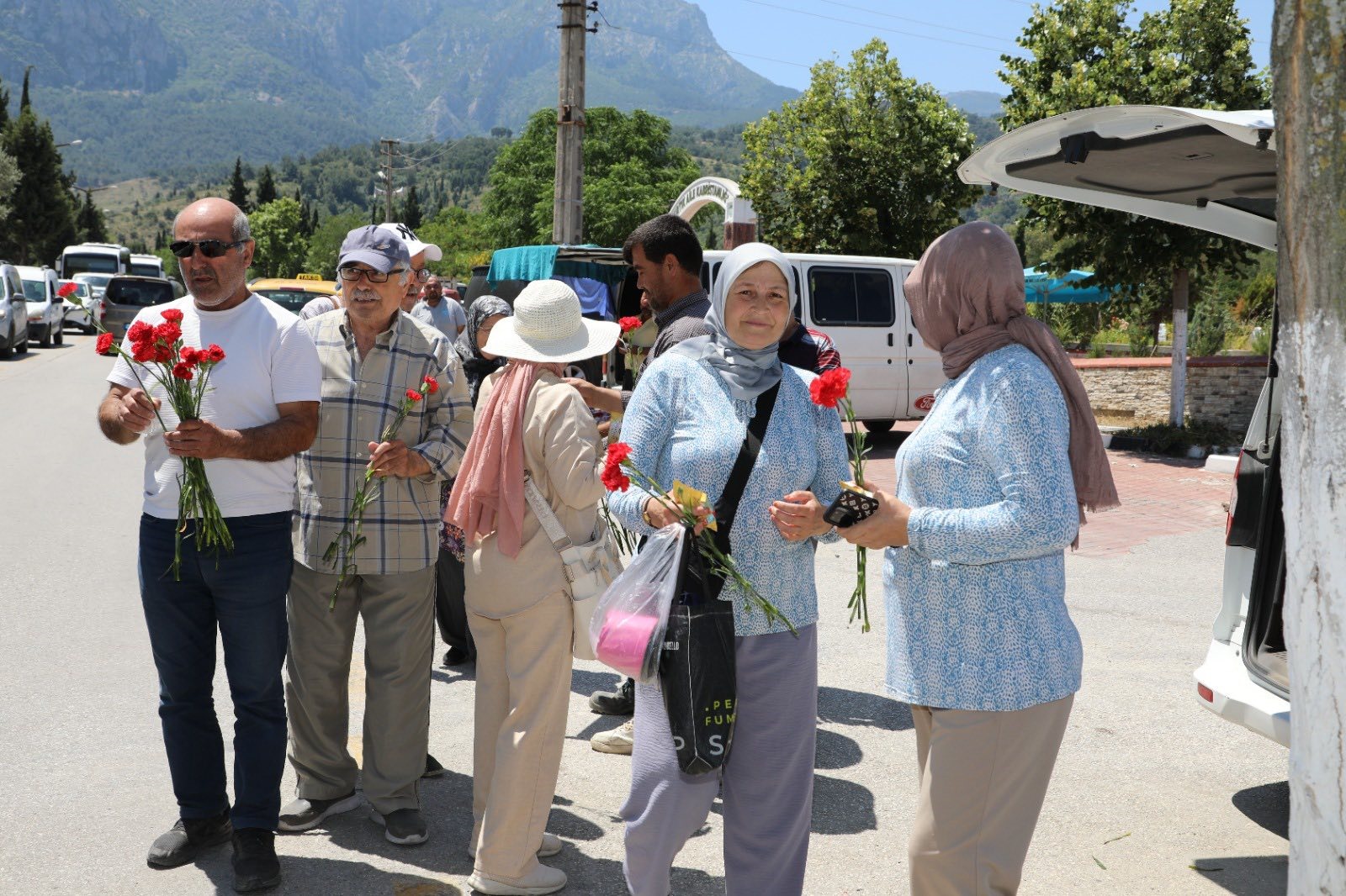 Bayram Öncesi Şehzadeler'de Karanfil Sürprizi! (2)