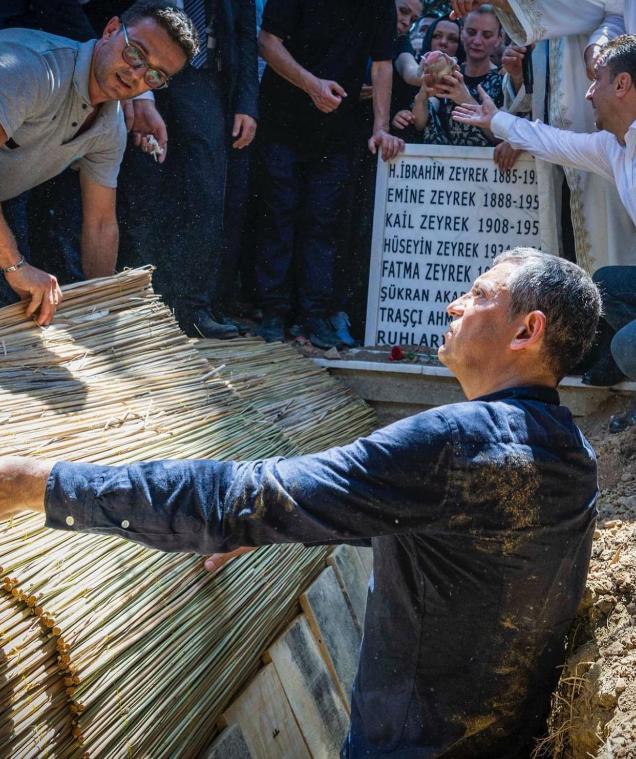 Çocukluk Arkadaşının Naaşını Kendi Elleriyle Mezara Indirdi (1)-1