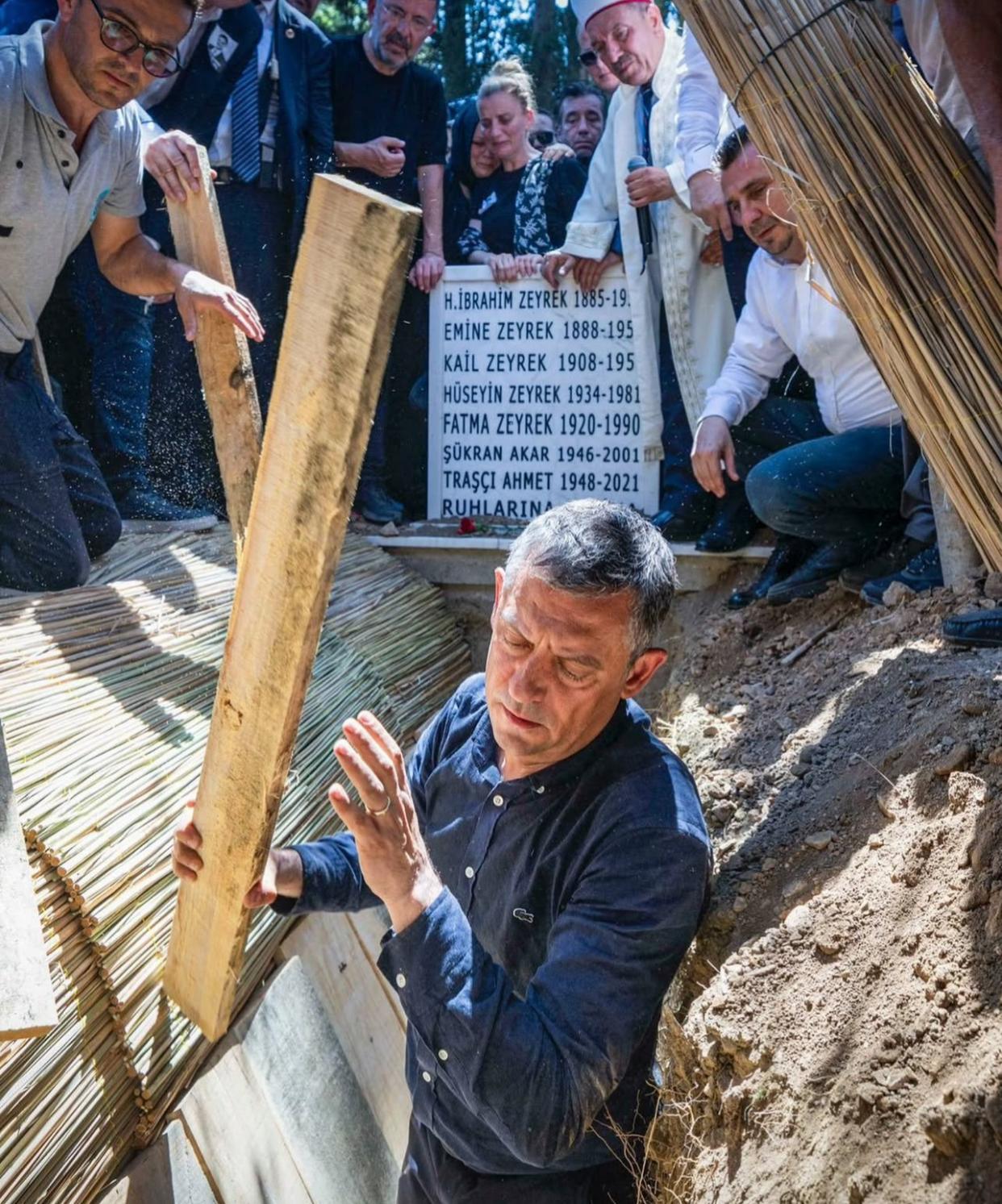 Çocukluk Arkadaşının Naaşını Kendi Elleriyle Mezara Indirdi (2)