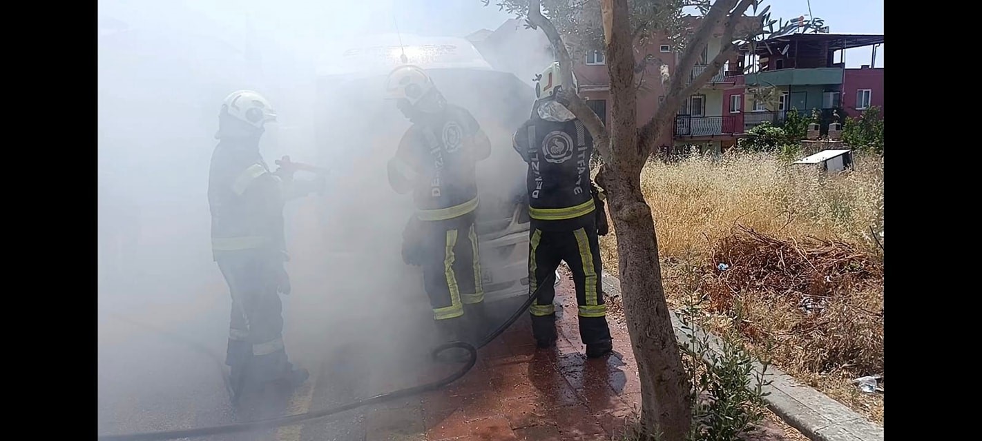 Denizli’de Fabrika Işçilerini Taşıyan Minibüs Alev Aldı (4)