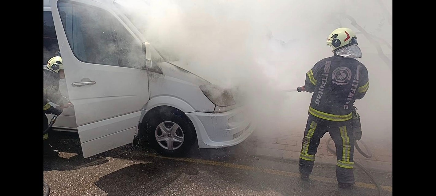 Denizli’de Fabrika Işçilerini Taşıyan Minibüs Alev Aldı (5)