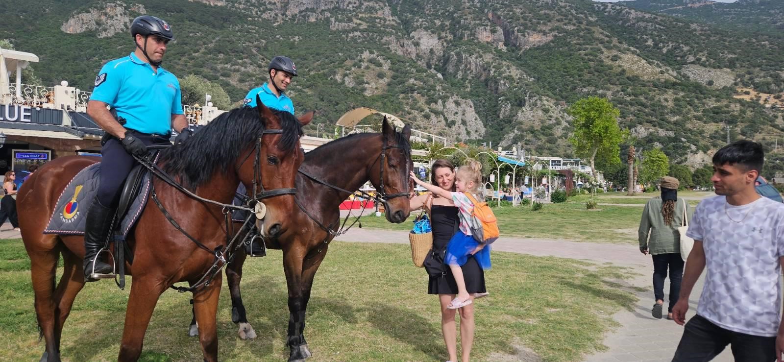 Ege Sahillerinde Yeni Dönem Atlı Jandarma Timi Göreve Başladı! (4)
