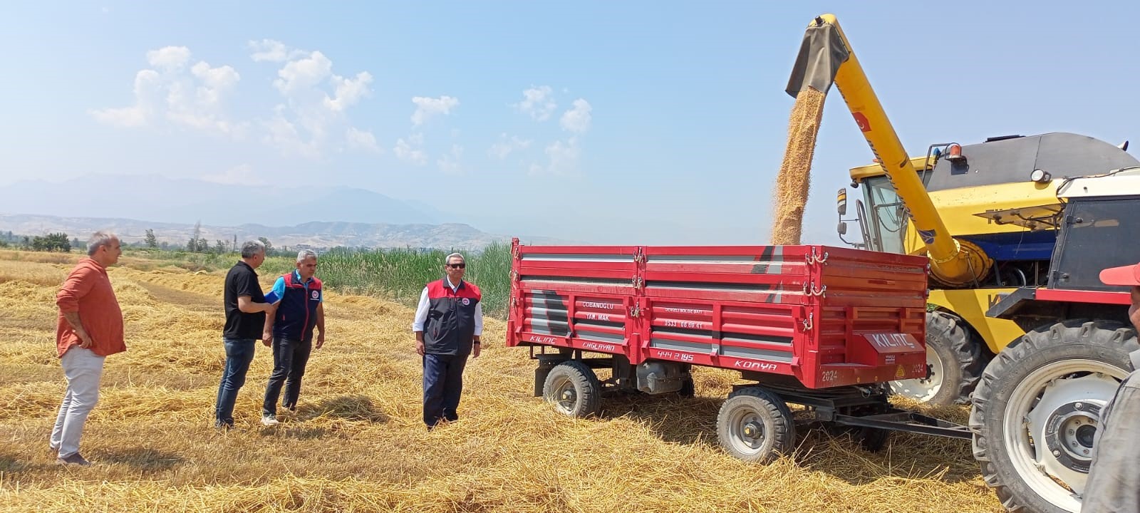 Ege'de 2025'In İlk Hasadı Başladı Üreticiler Tarlalara Akın Etti (6)