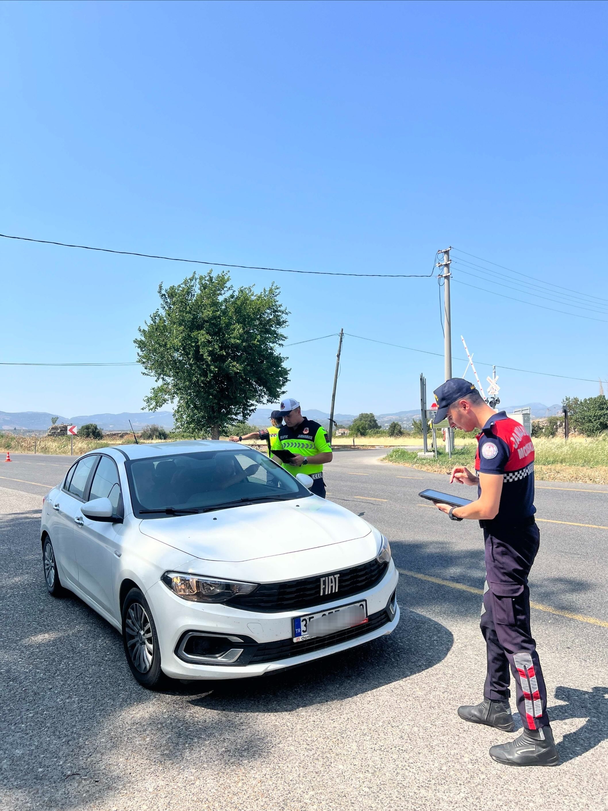 Ege’de Geniş Çaplı Denetim Yüzlerce Araç Ve Şahıs Sorgulandı (4)