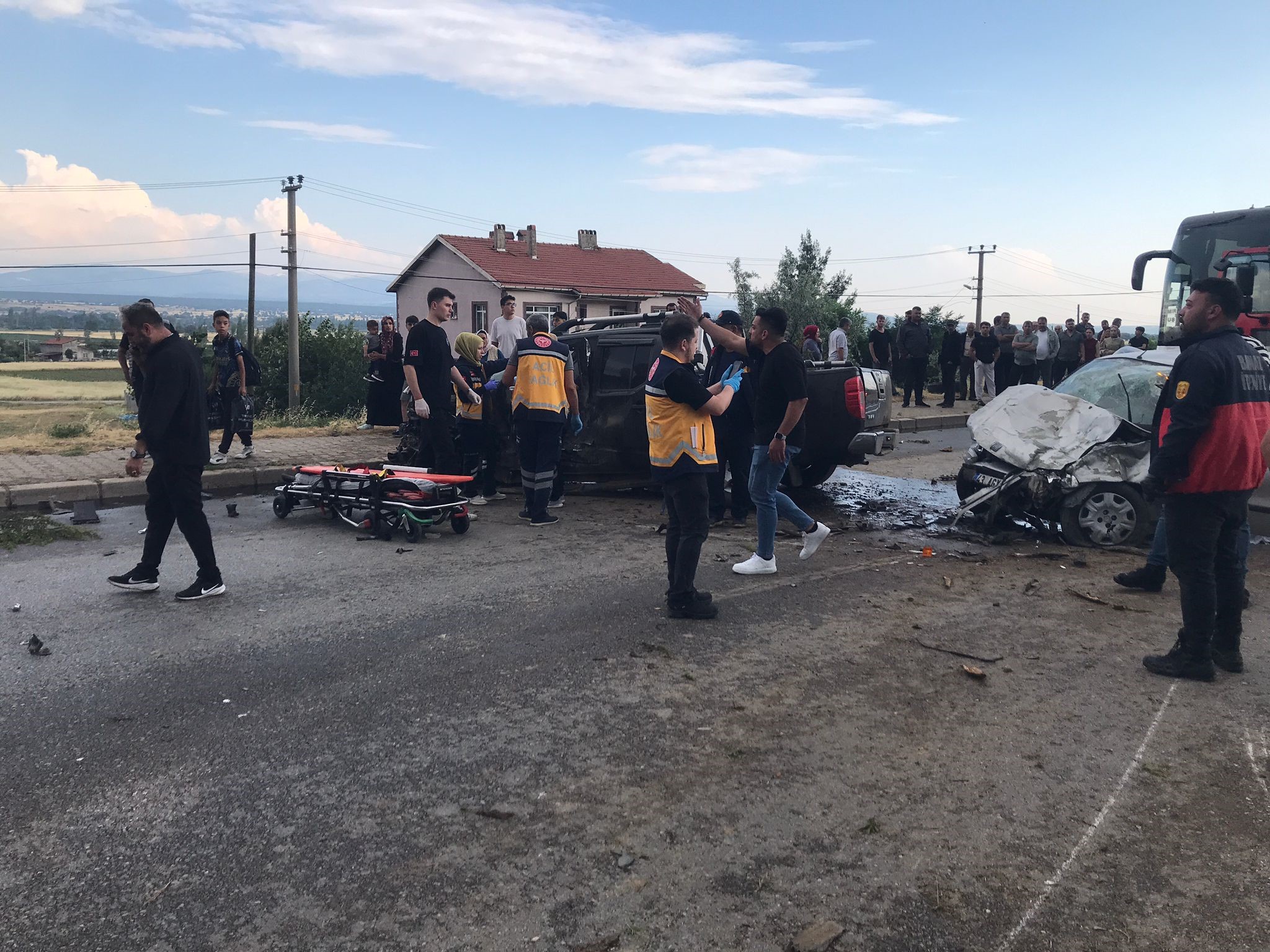 Ege’de İki Araç Kafa Kafaya Çarpıştı (2)