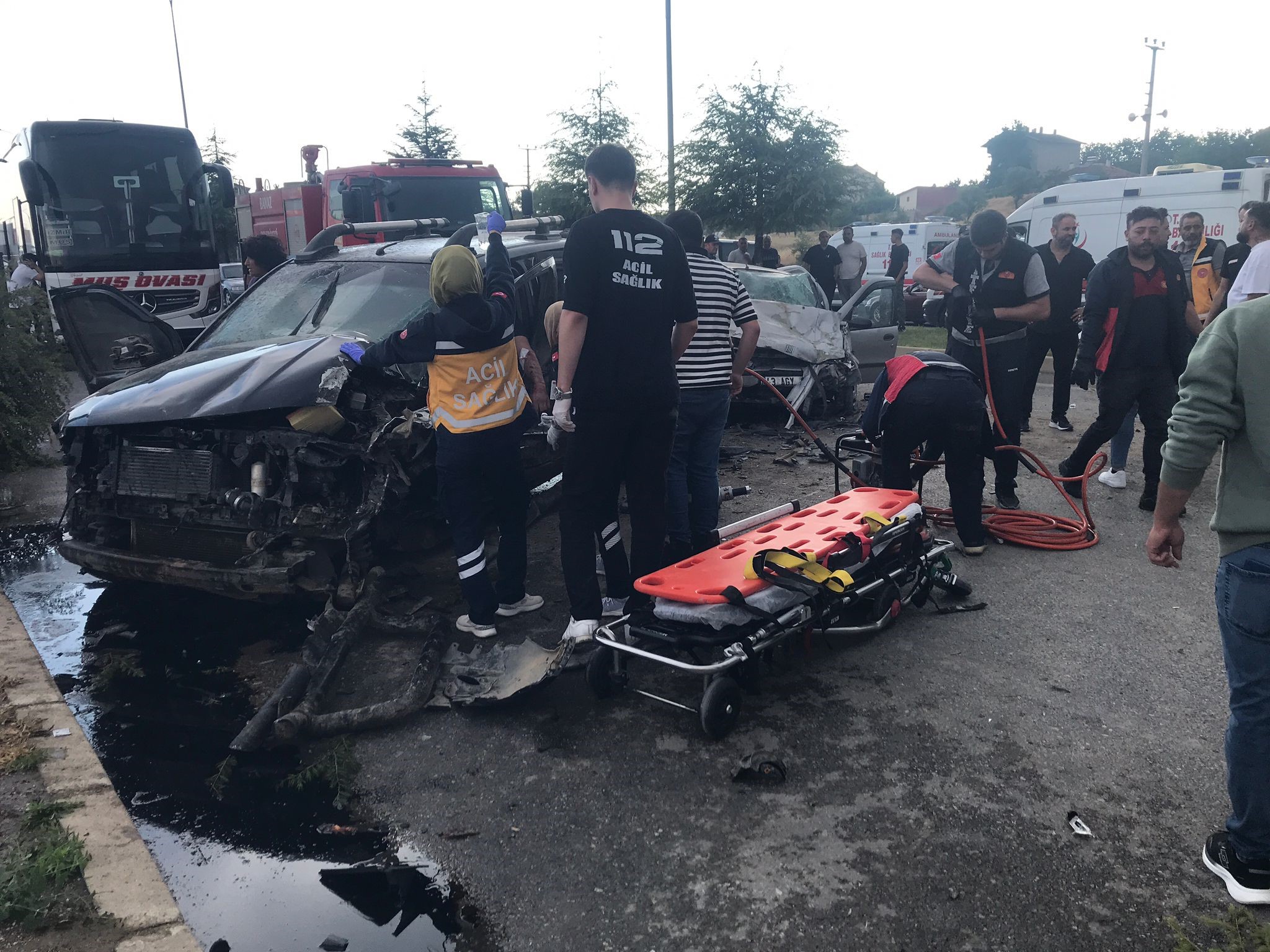 Ege’de İki Araç Kafa Kafaya Çarpıştı (3)