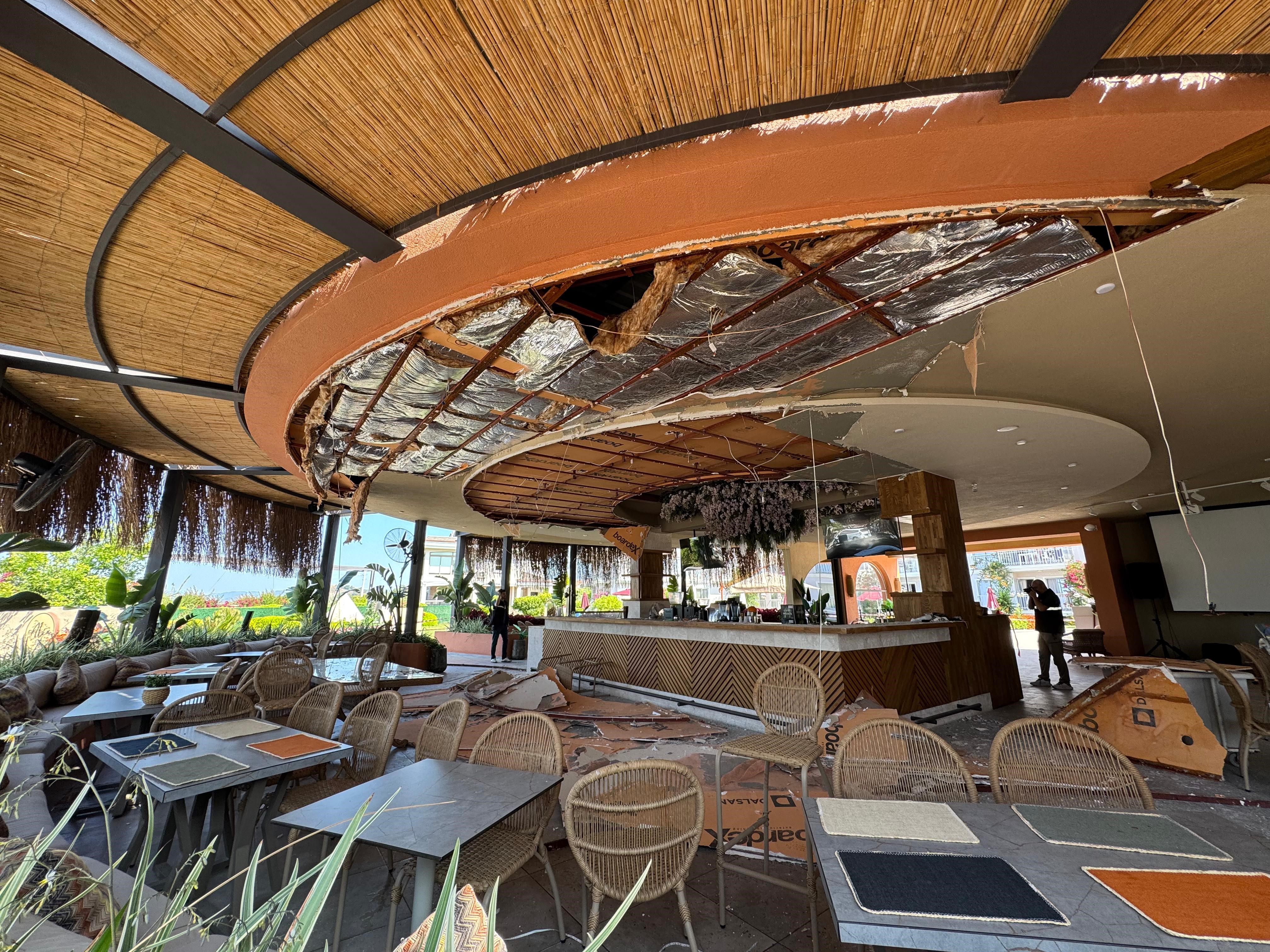 Ege'de Restoranın Tavanı Çöktü 5 Yaralı Var (2)