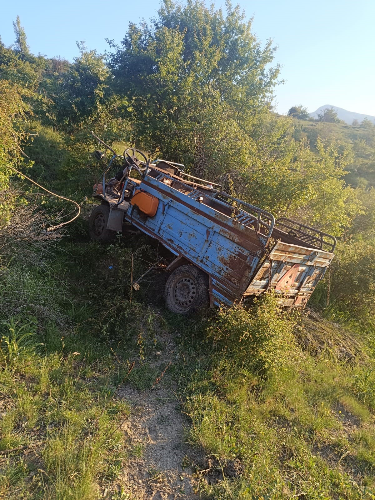 Ege'de Tarım Aracı Uçuruma Düştü 3 Kişi Yaralandı (2)