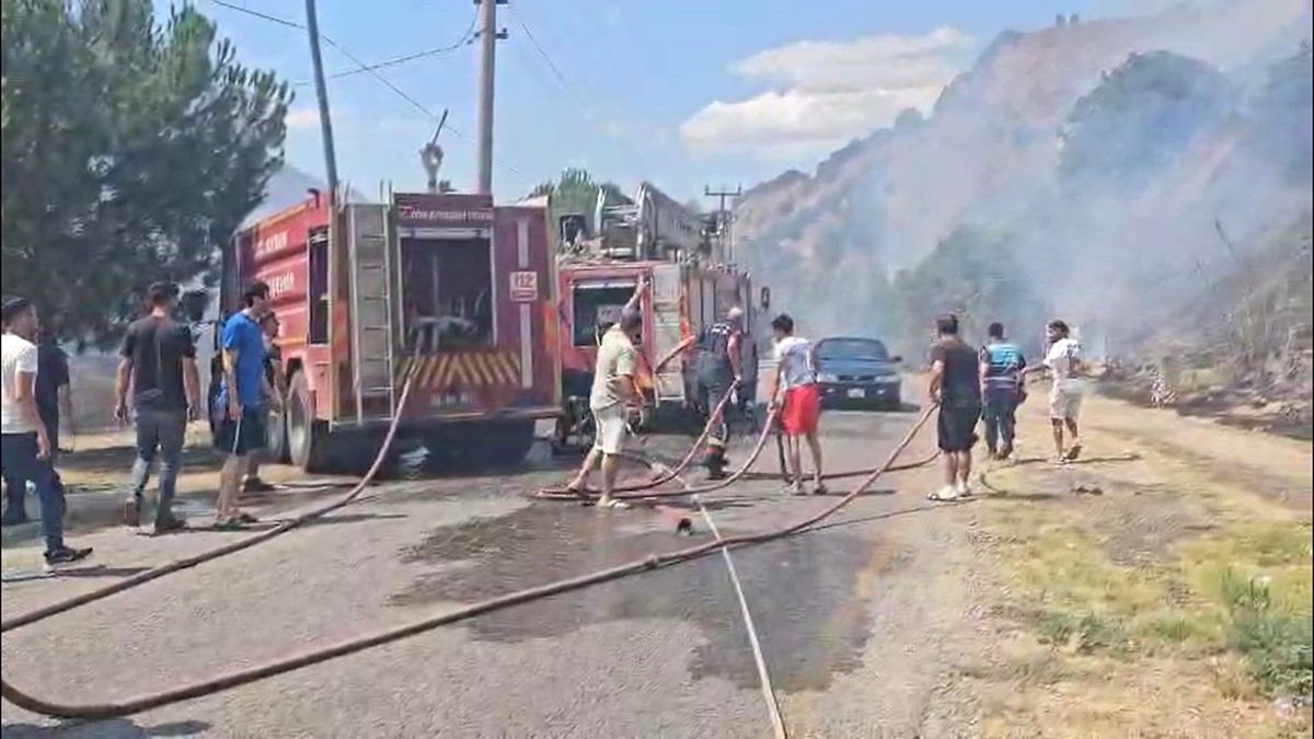 Ege’de Tarım Arazisinde Yangınvatandaşlar Seferber Oldu (2)