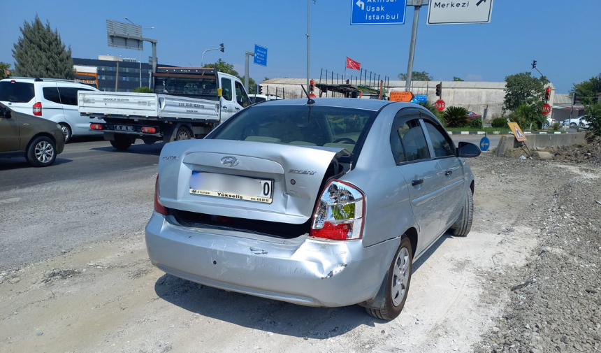 Manisa Büyükşehir Belediyesi'ne Ait Bir Kamyonet Ve Iki Otomobilin Çarpışması Sonucu Meydana Geldi. Kazanın Ihbar Edilmesi Üzerine Olay Yerine Çok Sayıda Sağlık Ve Polis Ekibi Sevk Edildi. Yaral-1
