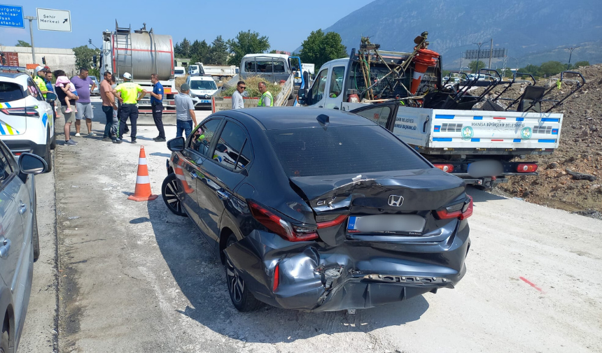 Manisa Büyükşehir Belediyesi'ne Ait Bir Kamyonet Ve Iki Otomobilin Çarpışması Sonucu Meydana Geldi. Kazanın Ihbar Edilmesi Üzerine Olay Yerine Çok Sayıda Sağlık Ve Polis Ekibi Sevk Edildi. Yaral (2)