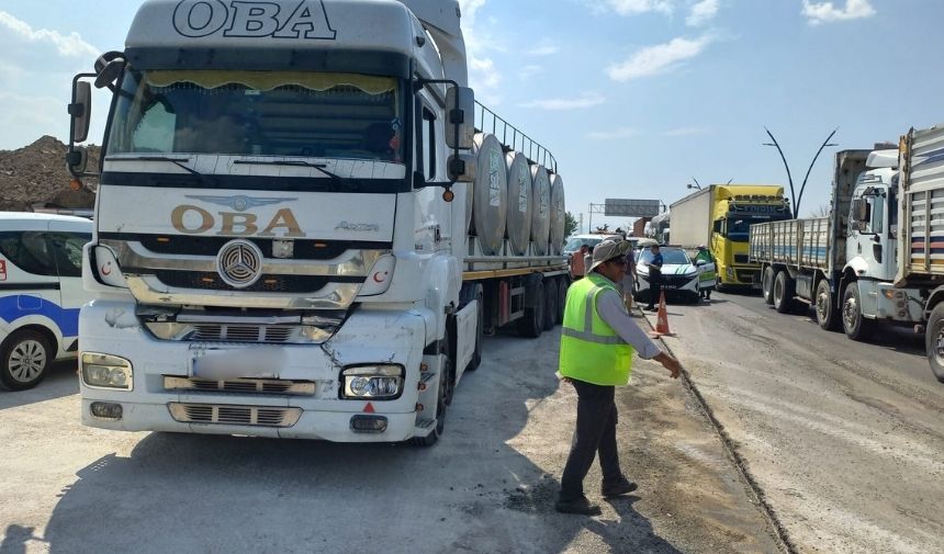 Manisa Büyükşehir Belediyesi'ne Ait Bir Kamyonet Ve Iki Otomobilin Çarpışması Sonucu Meydana Geldi. Kazanın Ihbar Edilmesi Üzerine Olay Yerine Çok Sayıda Sağlık Ve Polis Ekibi Sevk Edildi. Yaral