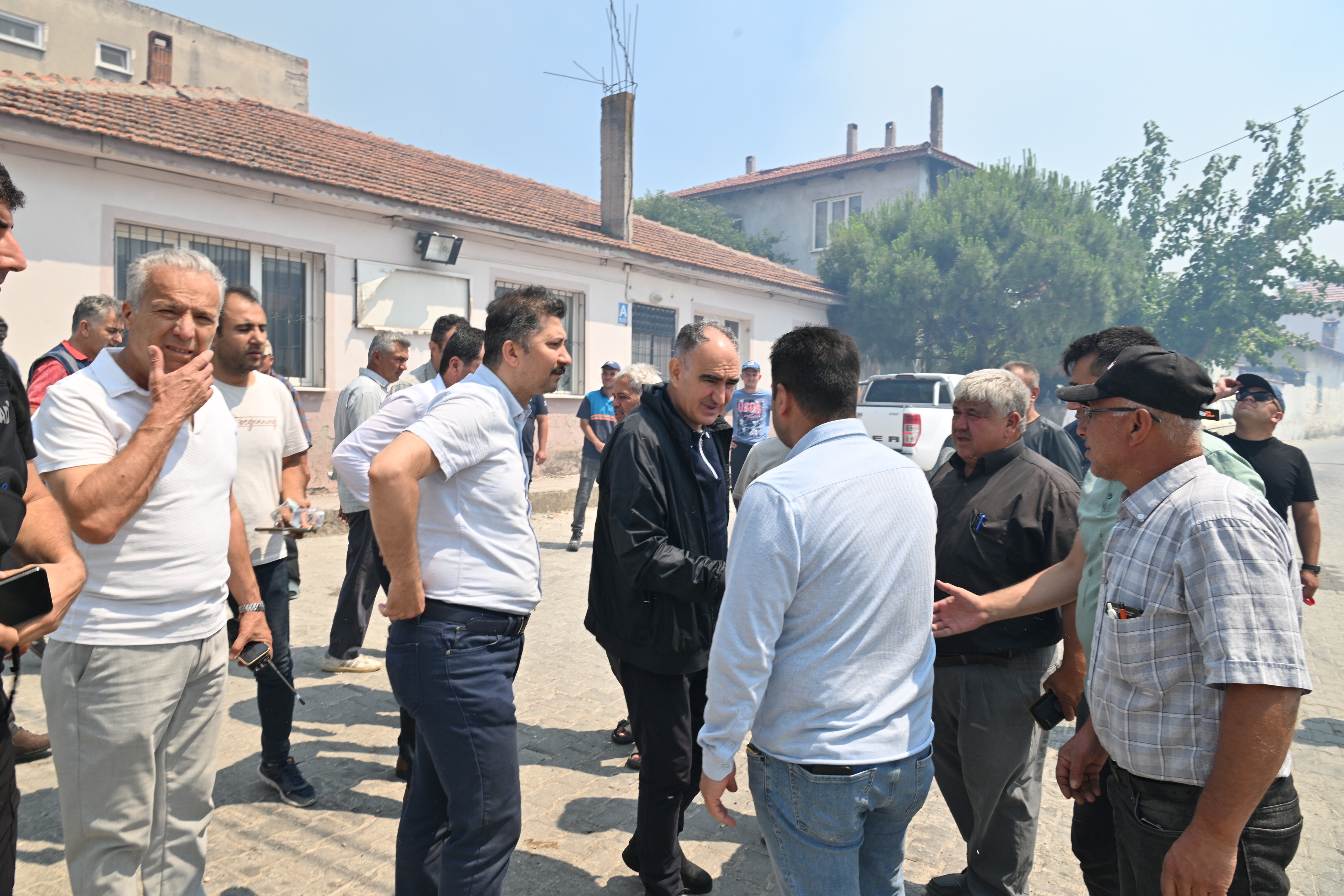 Manisa Valisi Vahdettin Özkan Yangın Bölgesinde Incelemelerde Bulundu (2)