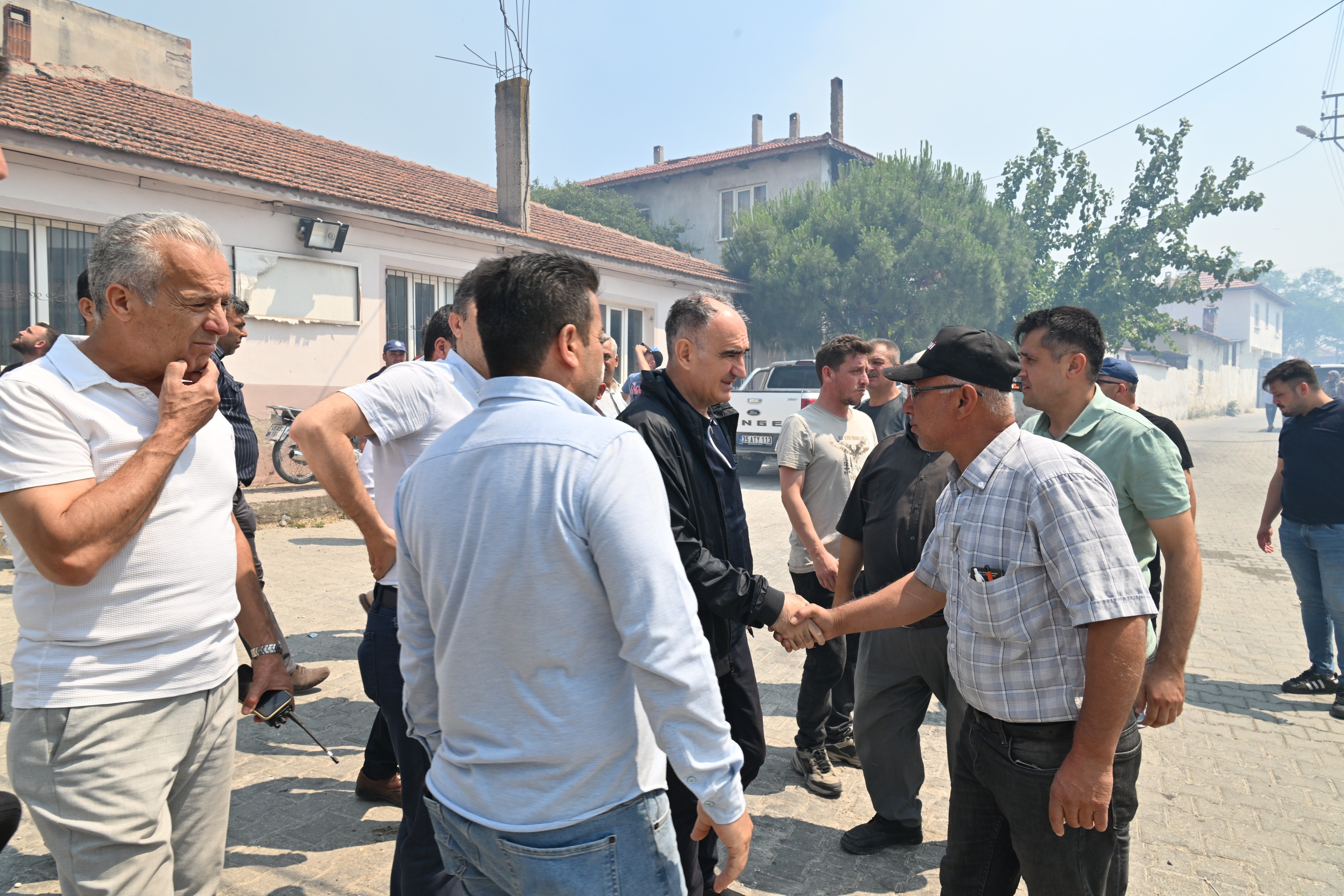 Manisa Valisi Vahdettin Özkan Yangın Bölgesinde Incelemelerde Bulundu (3)