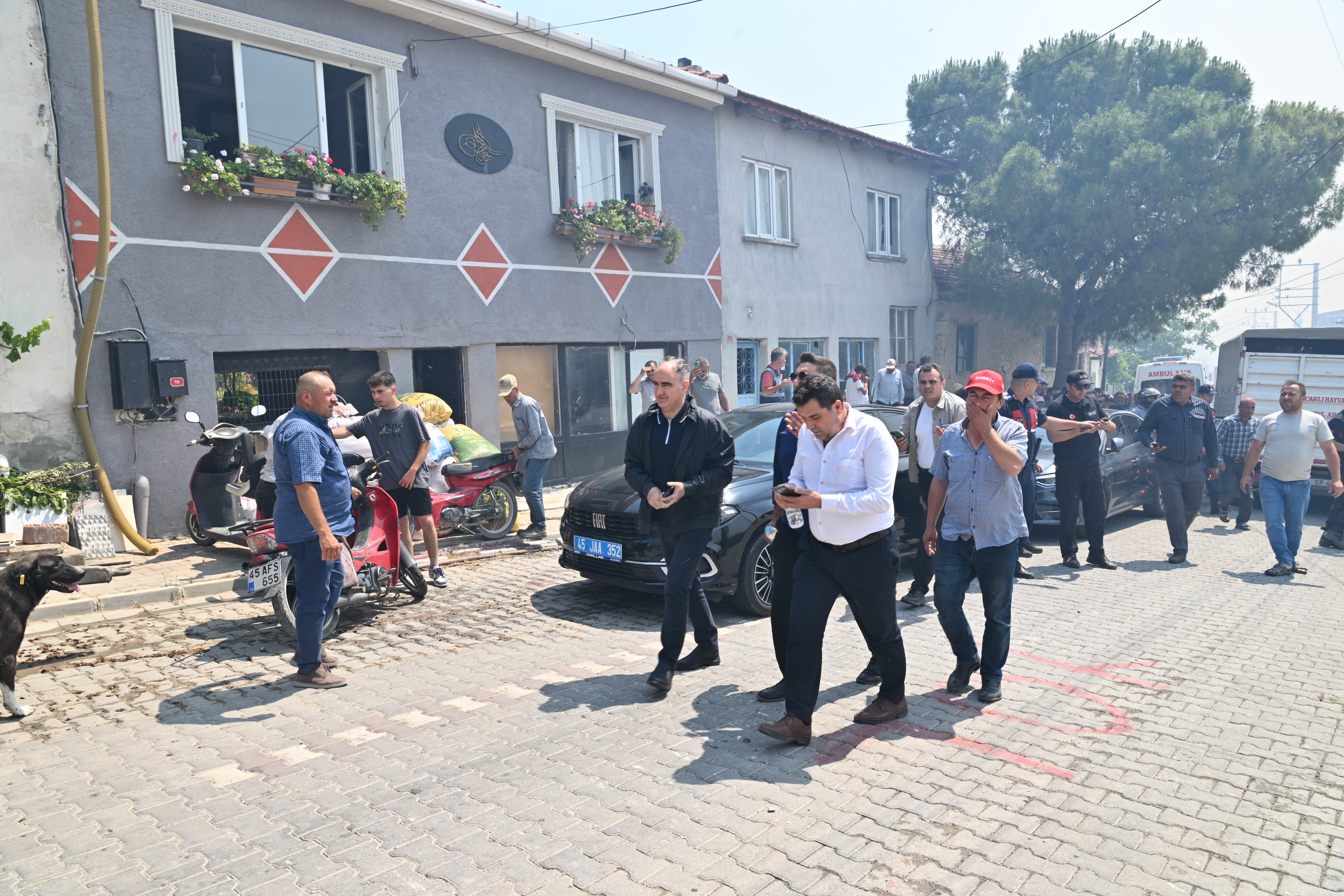 Manisa Valisi Vahdettin Özkan Yangın Bölgesinde Incelemelerde Bulundu (4)