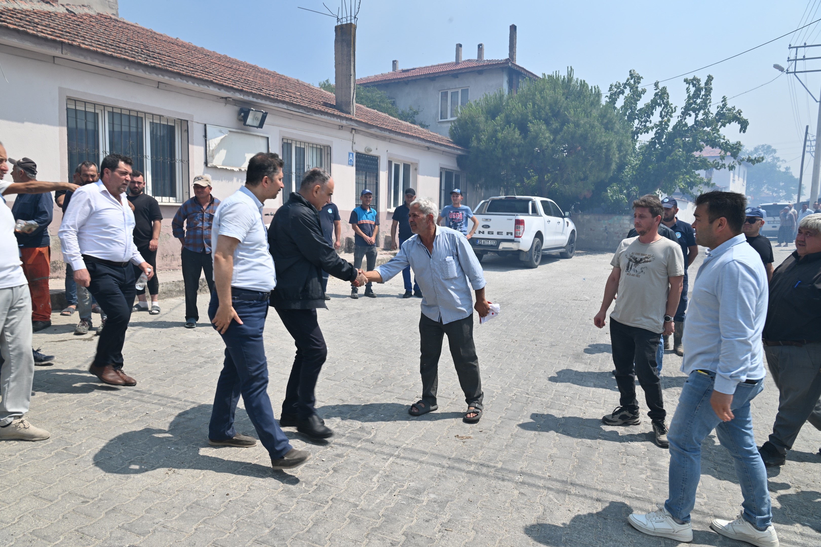 Manisa Valisi Vahdettin Özkan Yangın Bölgesinde Incelemelerde Bulundu (6)