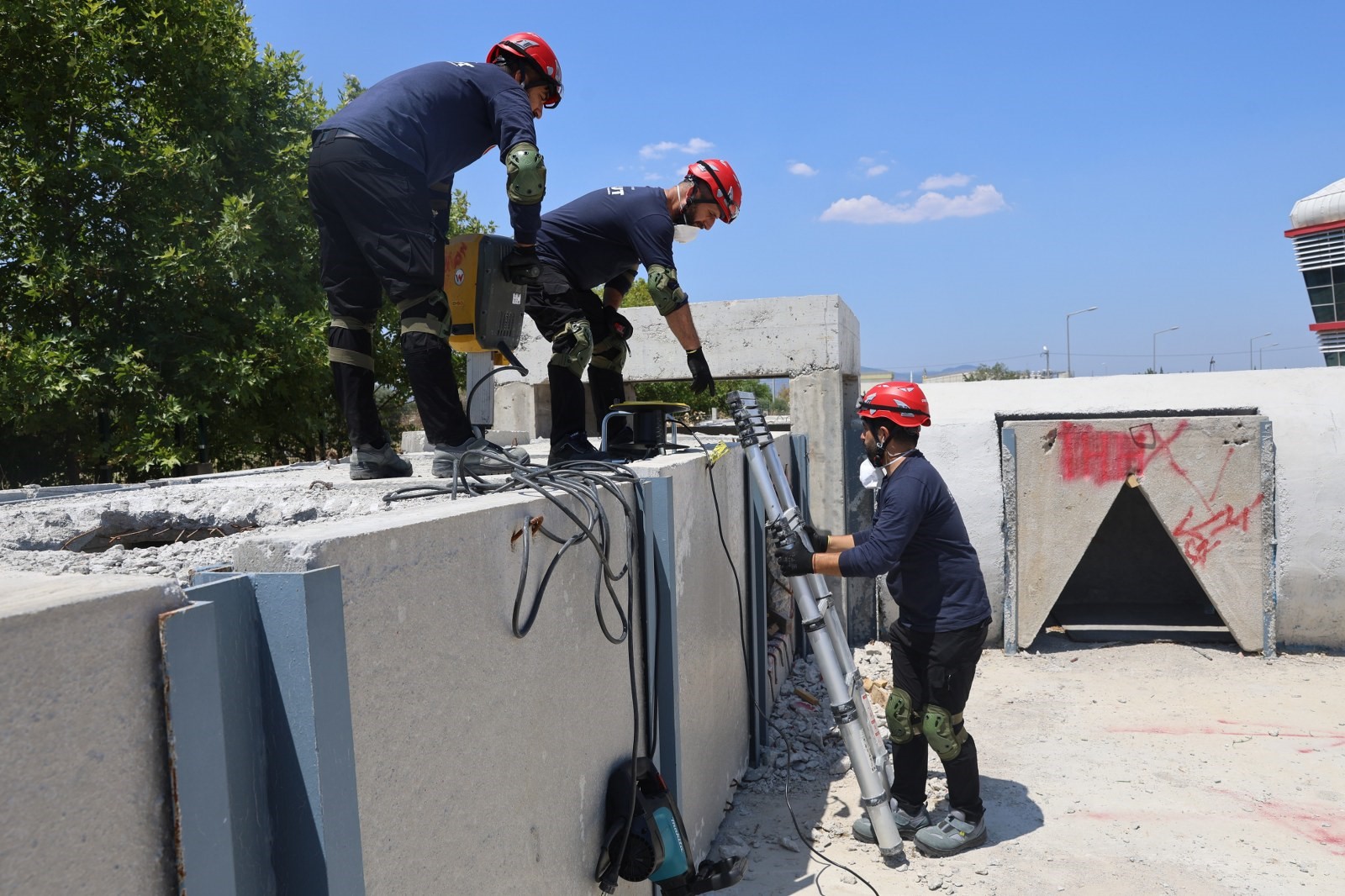 Manisa’da Arama Kurtarma Ekibi Eğitimini Başarıyla Tamamladı! (3)