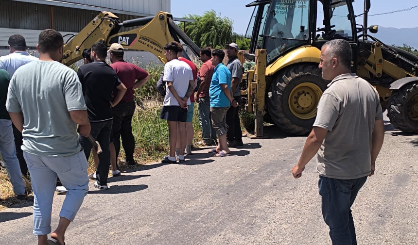 Manisa'da Buğday Yüklü Traktör Kanala Devrildi 1
