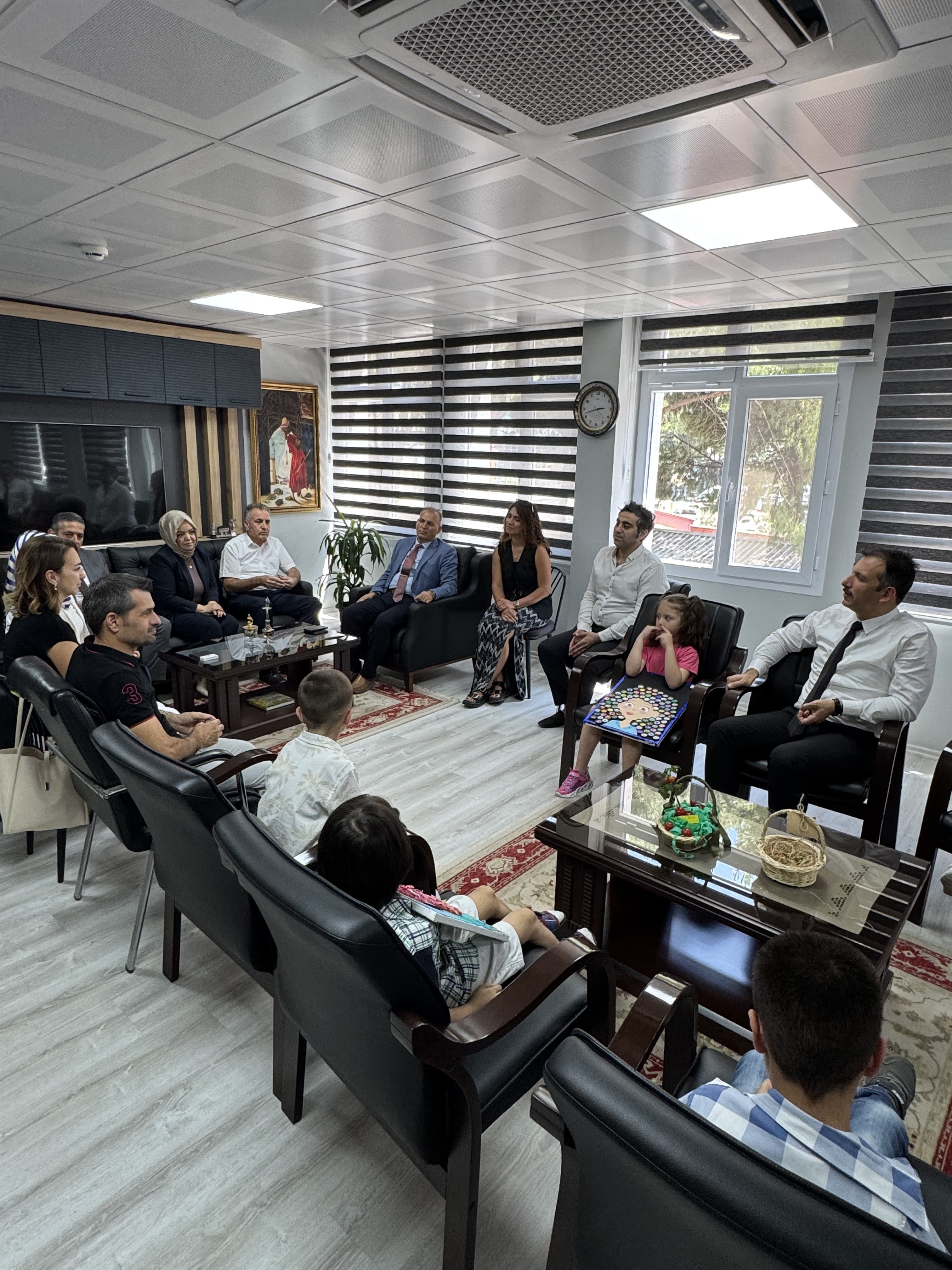 Manisa’da Minik Çiftçilerin Topraksız Tarım Hasadı İlk Ürünler İl Milli Eğitim Müdürü Uğurelli'ye Takdim Edildi (4)