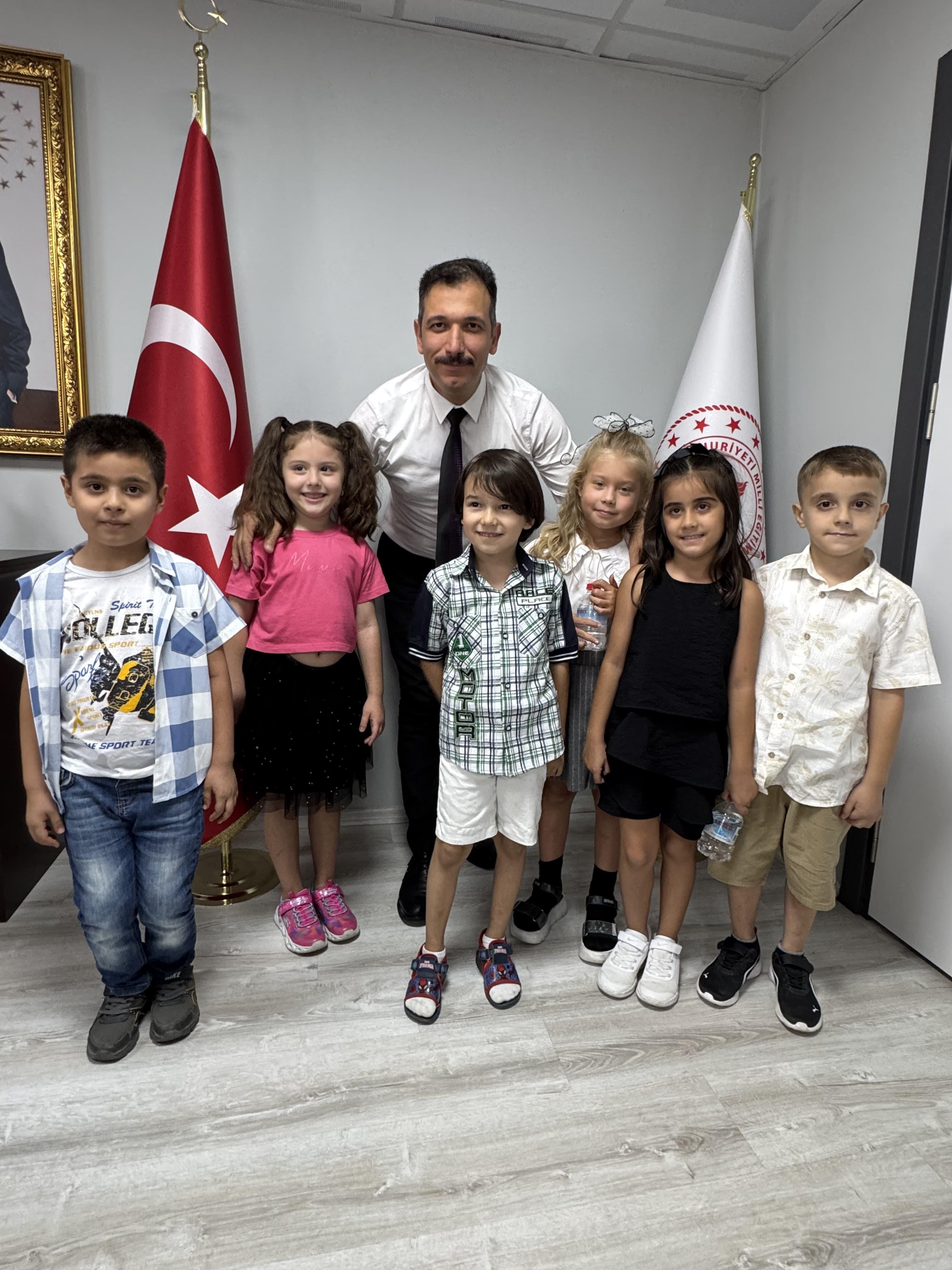 Manisa’da Minik Çiftçilerin Topraksız Tarım Hasadı İlk Ürünler İl Milli Eğitim Müdürü Uğurelli'ye Takdim Edildi (5)