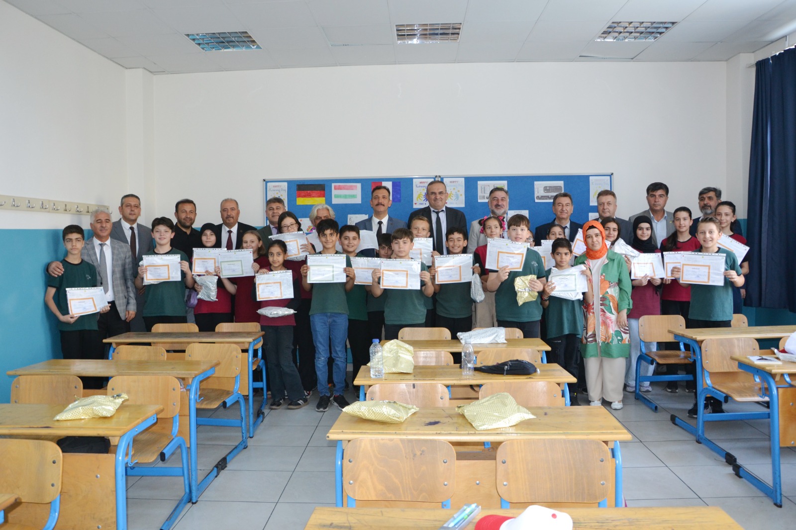 Manisa'daki 1146 Okulda Eğitim Gören 270 Bin 117 Öğrenci Ve Görev Yapan 19 Bin 944 Öğretmen, 2024 2025 Eğitim Öğretim Yılını Tamamladı. (1)