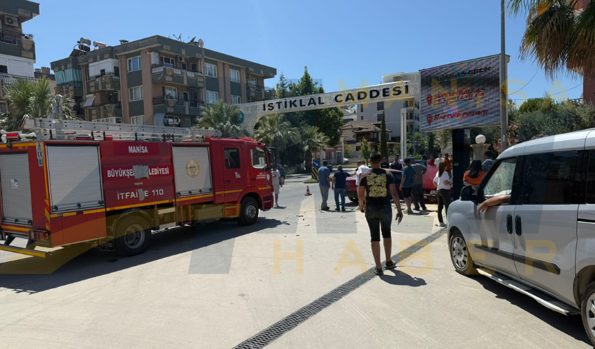Sarıgöl'de Iki Otomobil Çarpıştı! (1)