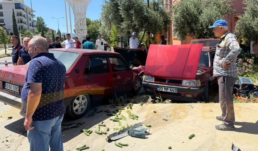 Sarıgöl'de Iki Otomobil Çarpıştı! (3)