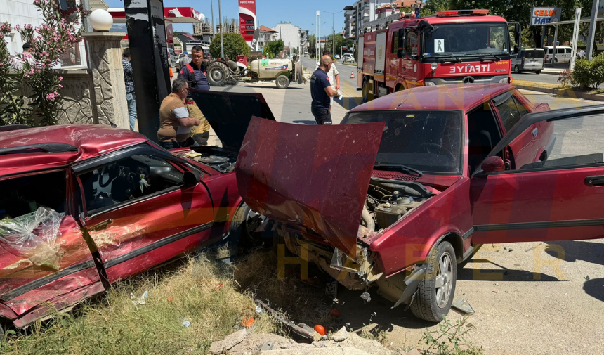 Sarıgöl'de Iki Otomobil Çarpıştı! (4)