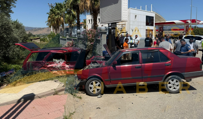 Sarıgöl'de Iki Otomobil Çarpıştı!