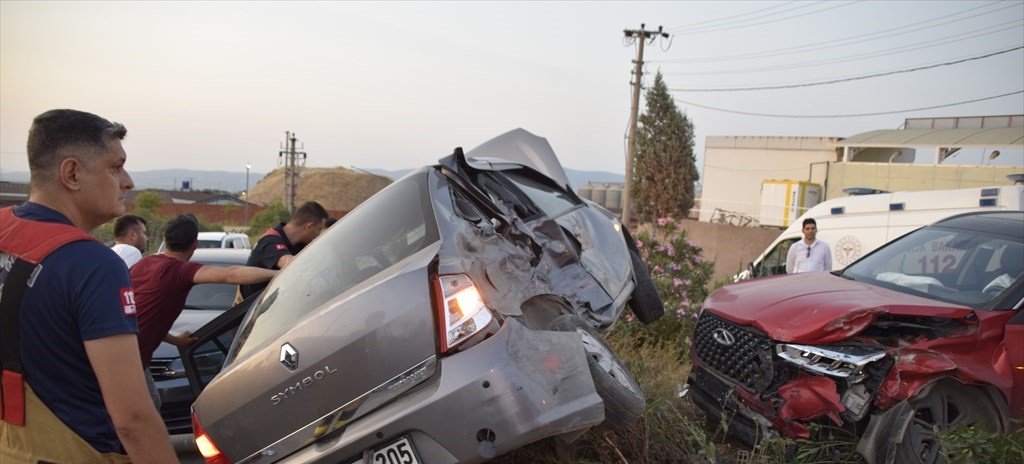 Manisa'da  Trafik Kazası: 5 Yaralı, Kaçan Sürücü Aranıyor-1