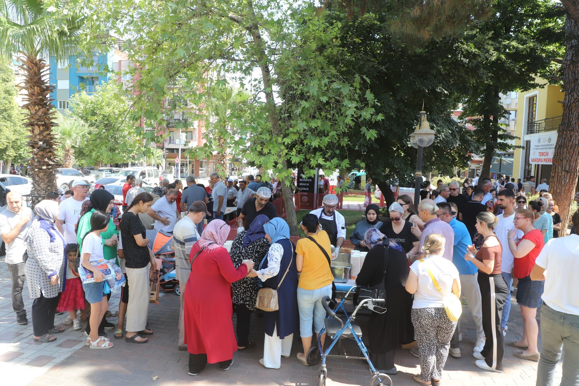 Manisa'da geleneksel aşure hayrı etkinliği-1