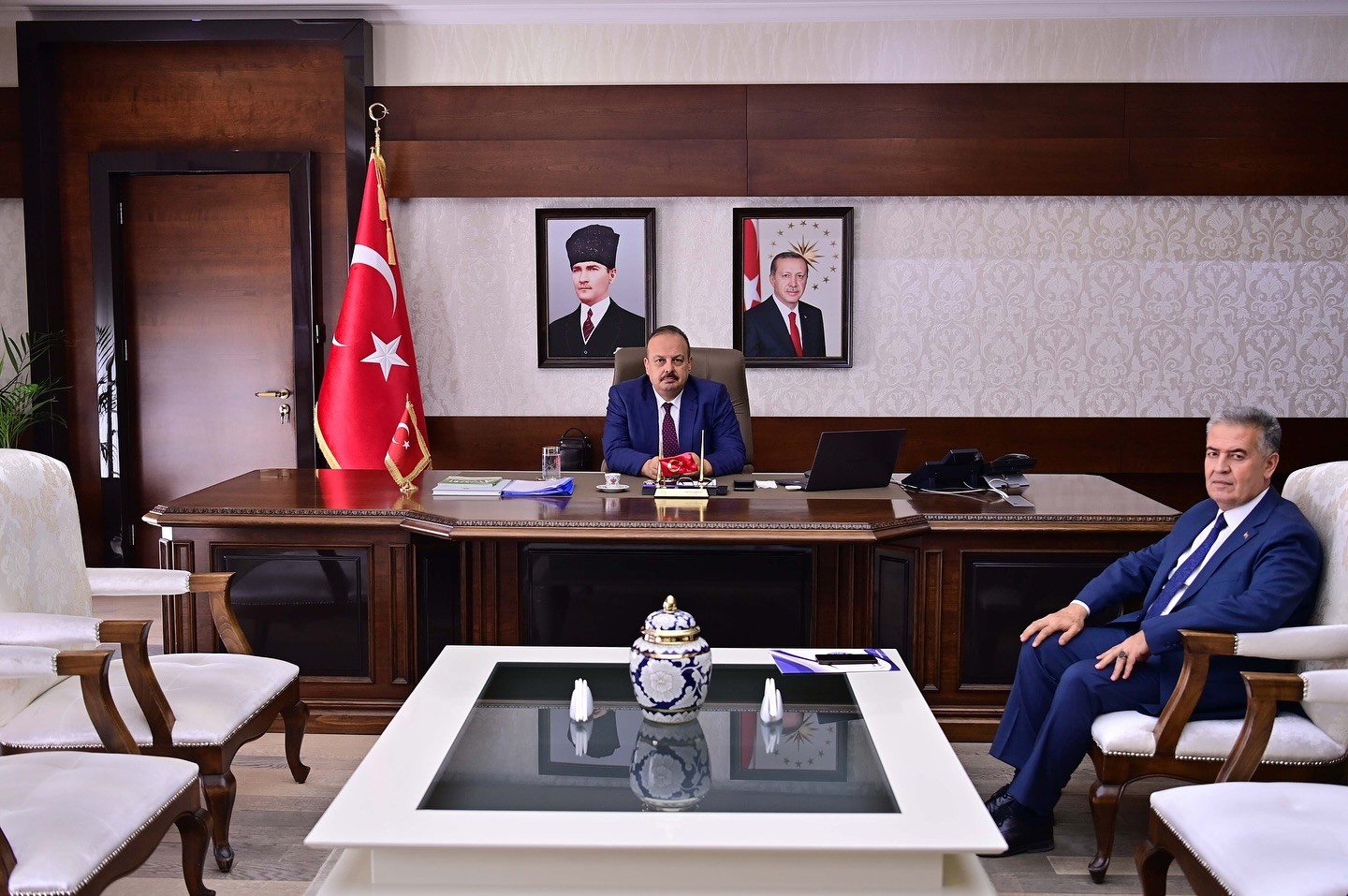 Başkanı Mehmet Erol, Aydın Valisi Yakup Canbolat’ı Makamında Ziyaret Ederek Ilçedeki Festivale Davet Ett (1)
