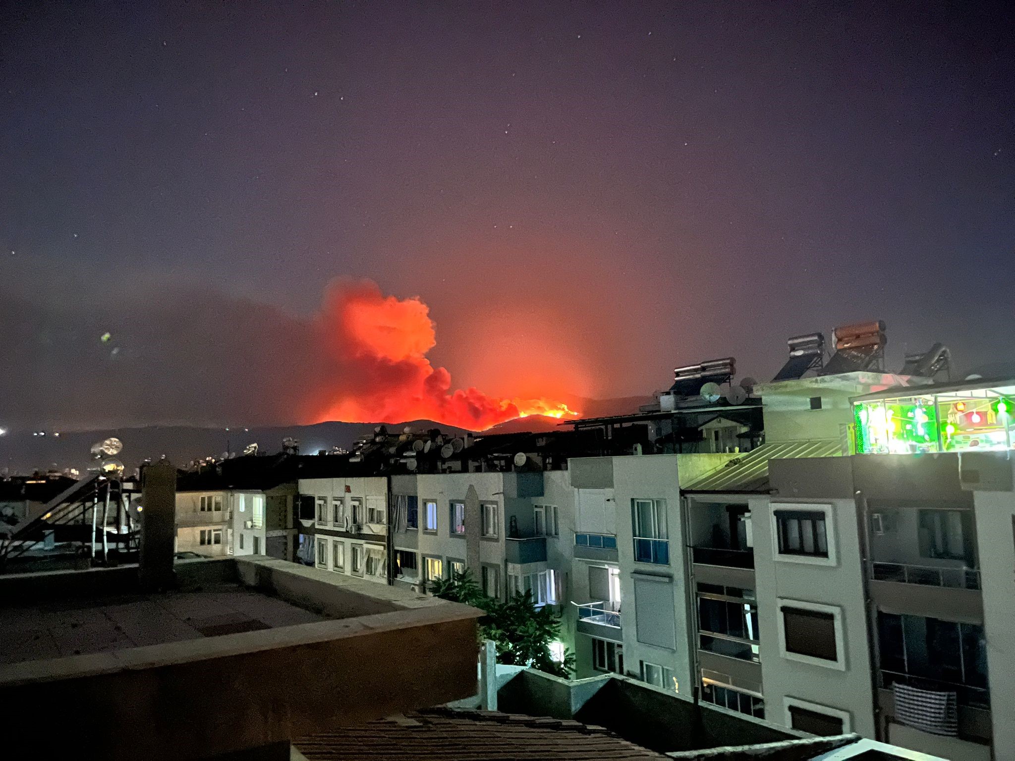 Ege'de Bir Yangın Daha 3 Mahalle Tahliye Edildii (2)