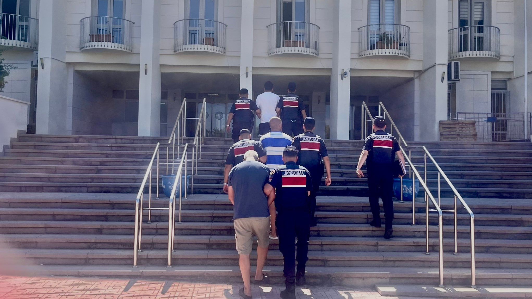 Ege’de Ev Ve Otele Baskın! 3 Kişi Gözaltına Alındı (2)
