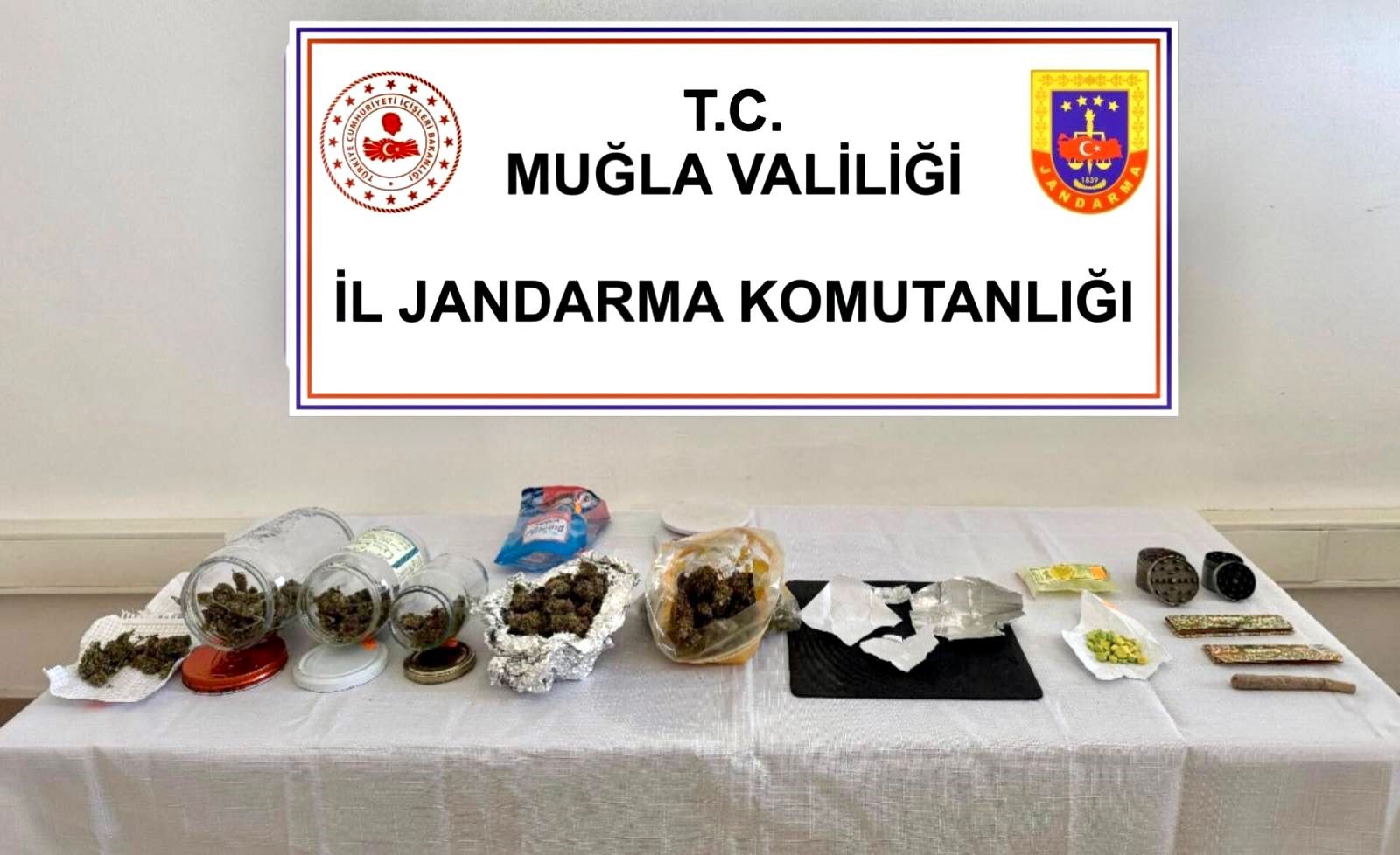 Ege’de Ev Ve Otele Baskın! 3 Kişi Gözaltına Alındı (3)